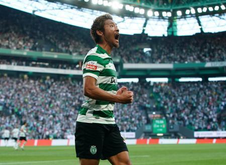 　ベンフィカとの「リスボン・ダービー」で今季初ゴールを決め、雄たけびを上げるスポルティングの守田英正＝１９日、リスボン（ゲッティ＝共同）