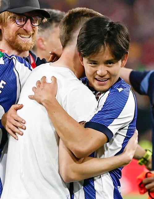 　スペイン国王杯を制し喜ぶレアル・ソシエダードの久保（共同）