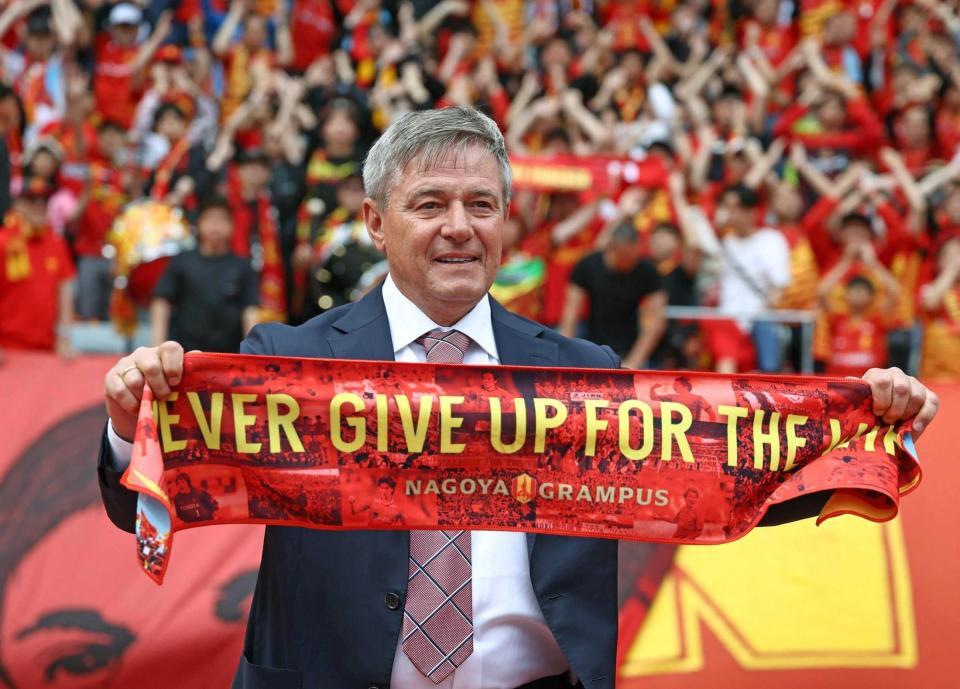 　こけら落とし記念セレモニーで、サポーターを背に記念写真を撮るストイコビッチ氏