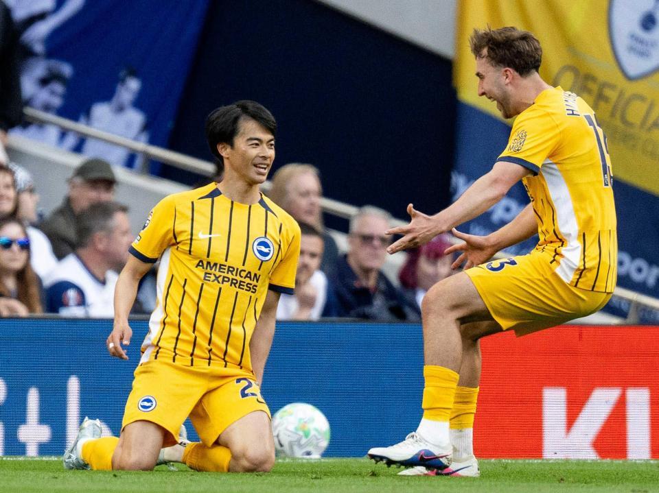 　前半終了間際、ゴールを決め喜ぶブライトン・三笘＝共同