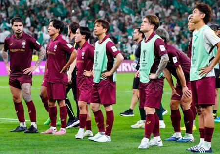 アルアハリに敗れ、厳しい表情を見せる神戸・酒井（右から２人目）ら（共同）