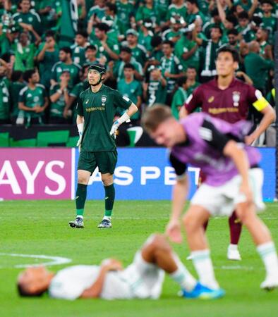 アルアハリに敗れ、ぼうぜんとする神戸・ＧＫ前川（左奥）＝共同