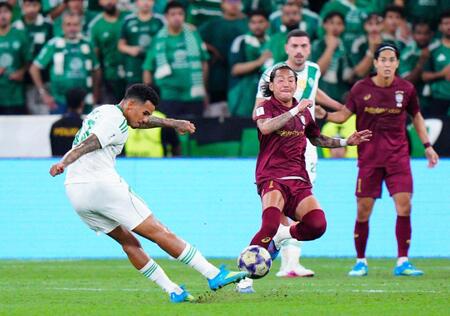 　後半、アルアハリに同点ゴールを決められる神戸。中央は井手口（共同）