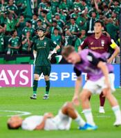 アルアハリに敗れ、ぼうぜんとする神戸・ＧＫ前川（左奥）＝共同