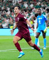 　前半、先制ゴールを決め駆け出す神戸・武藤（共同）