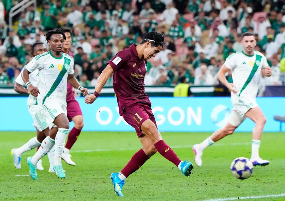 　前半、先制ゴールを決める神戸・武藤（中央）＝共同