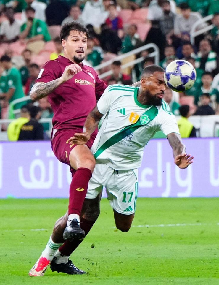 神戸－アルアハリ　前半、競り合う神戸・トゥーレル（左）＝共同