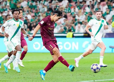 前半、先制ゴールを決める武藤（共同）　