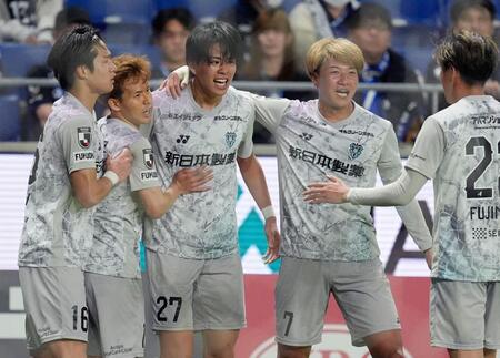 前半、同点ゴールを決め祝福される福岡・道脇（中央）＝パナスタ