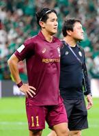 アルアハリに敗れ肩を落とす神戸・武藤（共同）