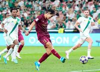 前半、先制ゴールを決める武藤（共同）　