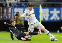 前半、競り合うＧ大阪・山下（左）と福岡・藤本＝パナスタ