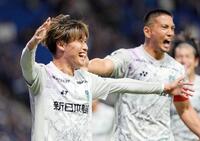 前半、ゴールを決め喜ぶ福岡・藤本（左）＝パナスタ