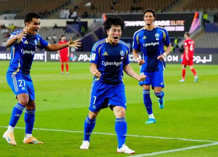 　前半、先制ゴールを決め喜ぶ町田・相馬（中央）＝共同