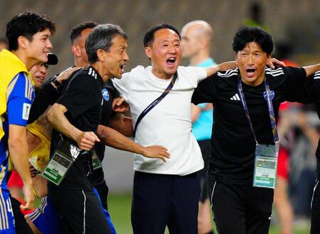 　アルアハリに競り勝ち決勝進出を決め、大喜びの町田・黒田監督（右から２人目）ら（共同）