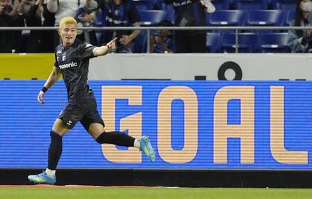 　Ｇ大阪－福岡　前半、先制ゴールを決め駆け出すＧ大阪・南野＝パナスタ