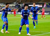 　前半、先制ゴールを決め喜ぶ町田・相馬（中央）＝共同