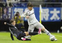 　Ｇ大阪－福岡　前半、競り合うＧ大阪・山下（左）と福岡・藤本＝パナスタ