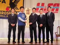 「広島からエールを送る会」で記念品の巨大しゃもじを受け取ったサッカー日本代表の森保一監督（中央右）ら