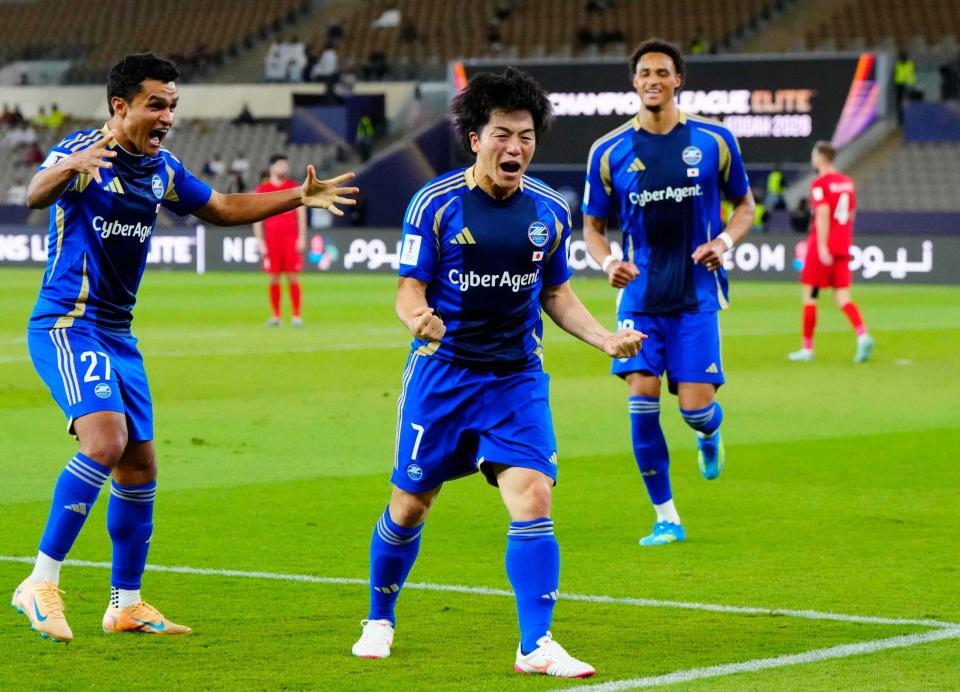 　前半、先制ゴールを決め喜ぶ町田・相馬（中央）＝共同