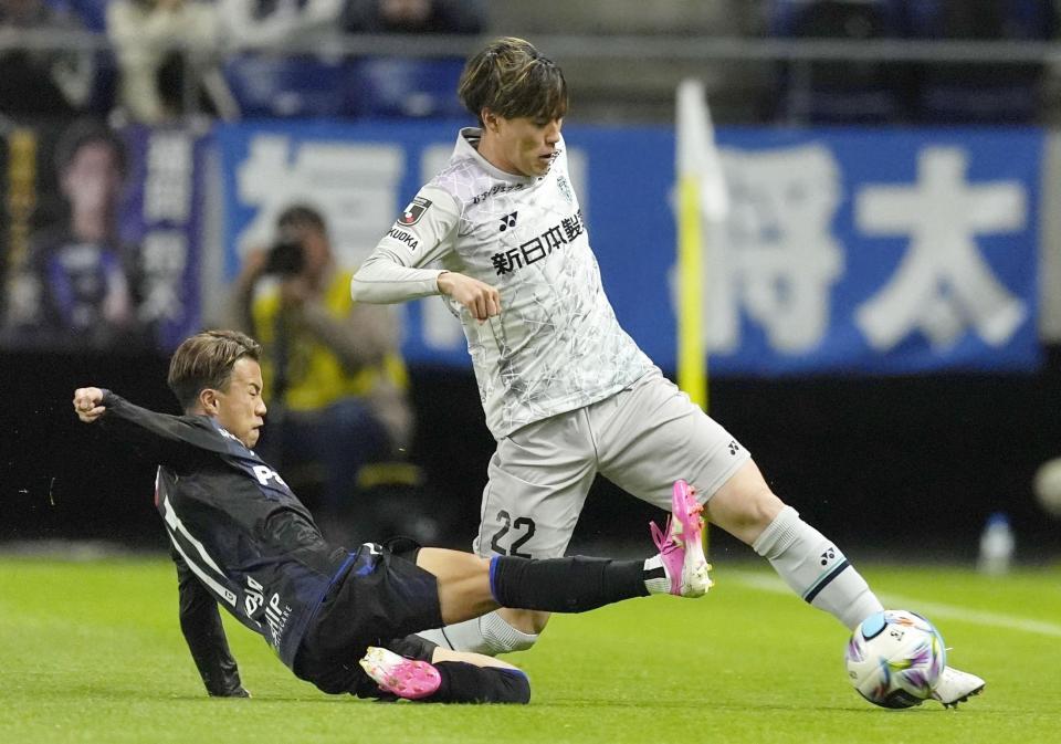 　Ｇ大阪－福岡　前半、競り合うＧ大阪・山下（左）と福岡・藤本＝パナスタ