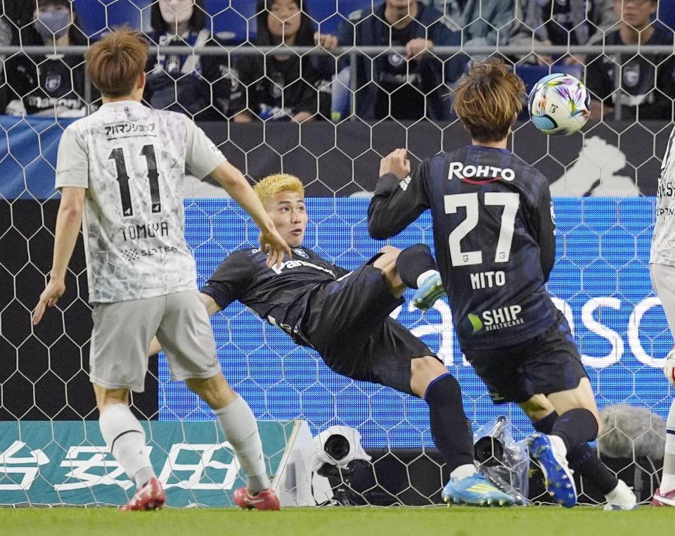 　Ｇ大阪－福岡　前半、先制ゴールを決めるＧ大阪・南野（中央）＝パナスタ