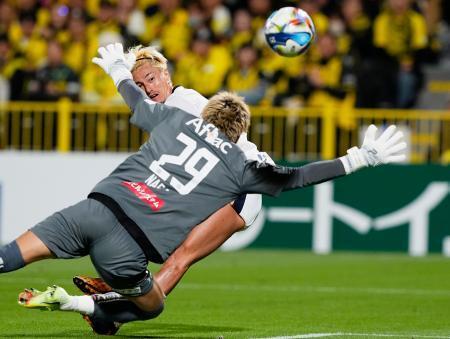 　柏-鹿島　前半終了間際、先制ゴールを決める鹿島・鈴木（奥）＝三協Ｆ柏