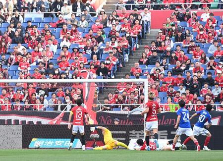 後半、横浜ＦＭ・天野純（右端）に３点目のゴールを決められスタンドのレッズサポーターも呆然とする（撮影・園田高夫）