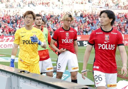 横浜Ｍに敗れ引き揚げるＧＫ西川（左端）ら浦和の選手たち