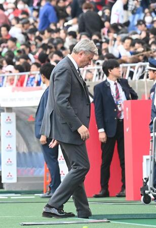 ガックリと引きあげるマチェイ・スコルジャ監督（撮影・園田高夫）