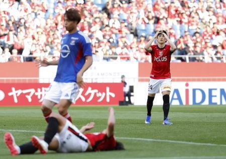 　浦和-横浜Ｍ　後半、肥田野（手前下）が好機を逃し頭を抱える浦和・松尾（右）＝埼玉スタジアム