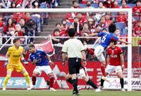 浦和－横浜Ｍ　後半、ヘディングでチーム２点目のゴールを決める横浜Ｍ・渡辺皓（６）。ＧＫ西川