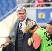 後半、交代選手にアドバイスを送るマチェイ・スコルジャ監督（撮影・園田高夫）