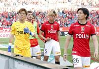 横浜Ｍに敗れ引き揚げるＧＫ西川（左端）ら浦和の選手たち