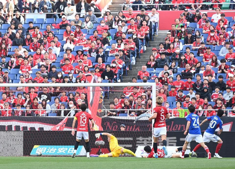 後半、横浜ＦＭ・天野純（右端）に３点目のゴールを決められスタンドのレッズサポーターも呆然とする（撮影・園田高夫）