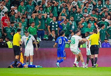 　後半、アルアハリの選手ともみ合い倒れ込む町田・イエンギ（左下）＝共同