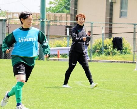 練習を行うＤＦ岩清水梓。手前は猶本光