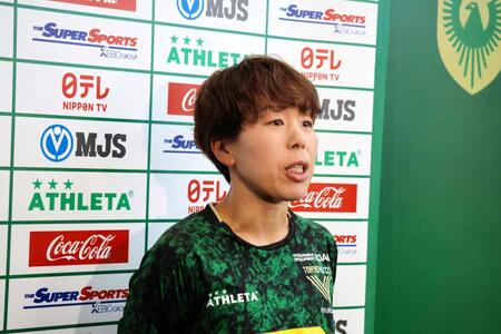 現役引退を表明し、目に涙を浮かべる日テレ東京ＶのＤＦ岩清水梓