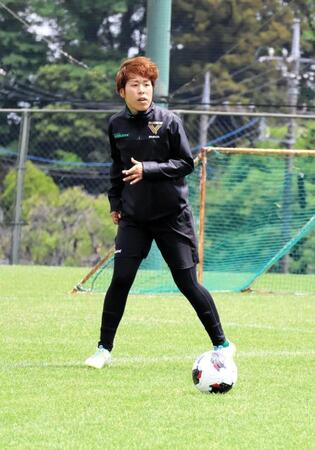 練習を行う日テレ東京ＶのＤＦ岩清水梓