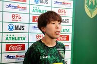 現役引退を表明し、目に涙を浮かべる日テレ東京ＶのＤＦ岩清水梓