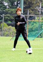 練習を行う日テレ東京ＶのＤＦ岩清水梓