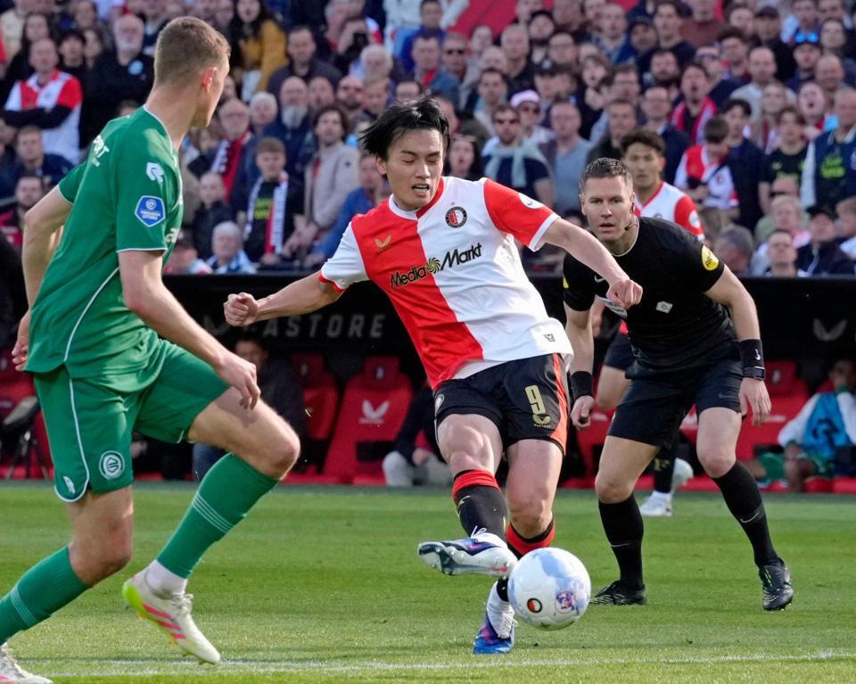 　後半、自身２点目のゴールを決めるフェイエノールト・上田（共同）