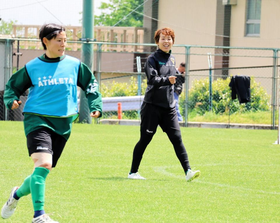 練習を行うＤＦ岩清水梓。手前は猶本光