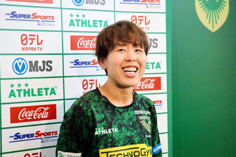 引退表明後の取材対応時に笑顔を浮かべる日テレ東京ＶのＤＦ岩清水梓