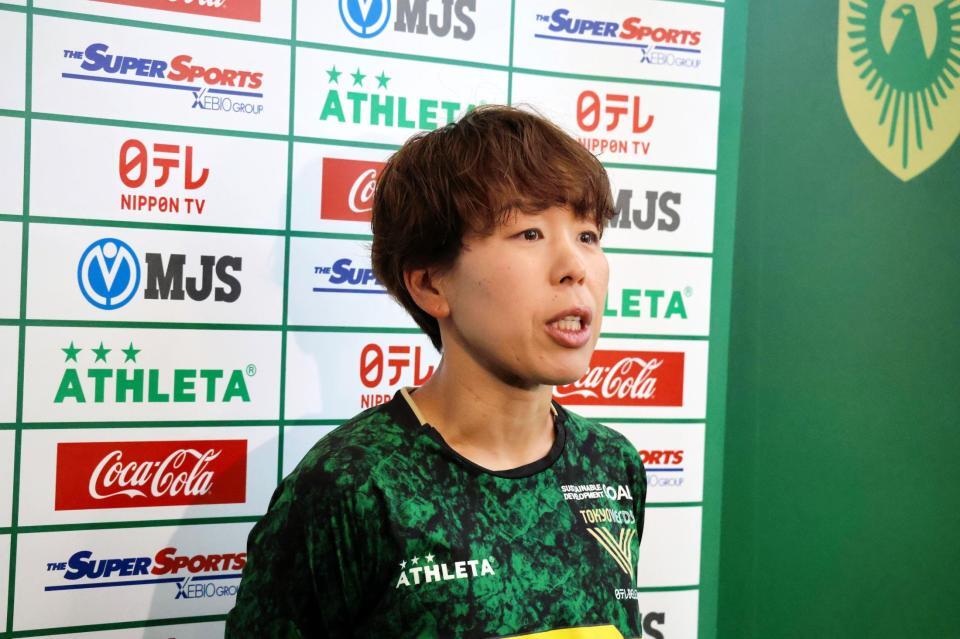 現役引退を表明し、目に涙を浮かべる日テレ東京ＶのＤＦ岩清水梓
