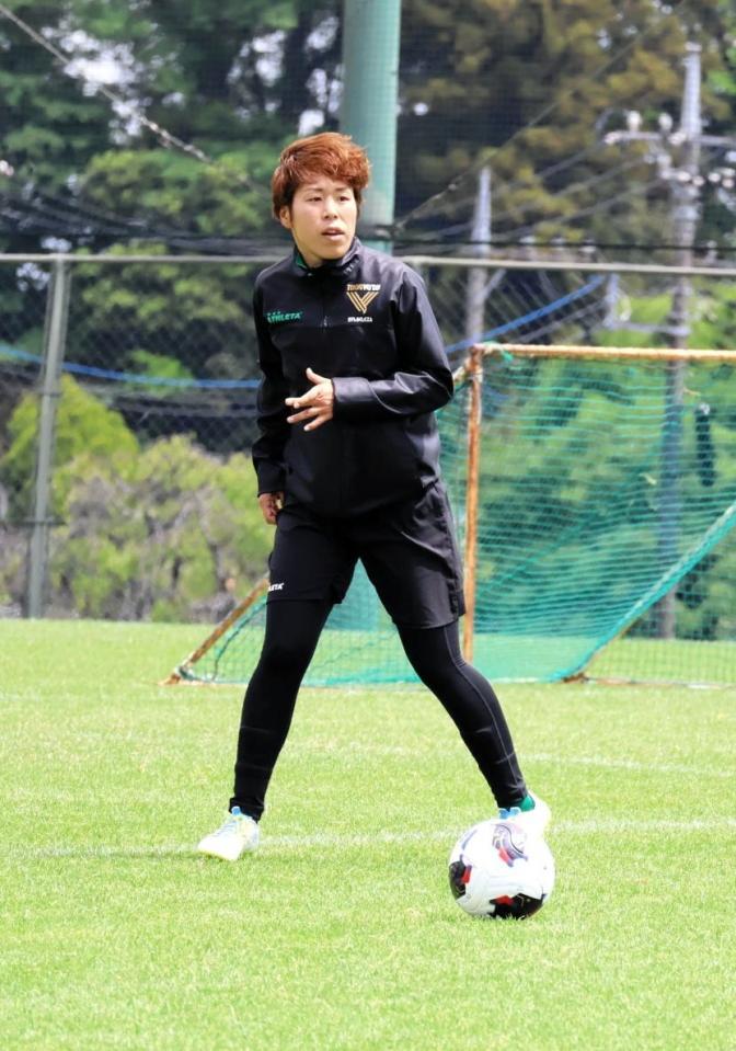 練習を行う日テレ東京ＶのＤＦ岩清水梓