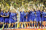 　２０１１年サッカー女子Ｗ杯で優勝し、トロフィーを掲げて喜ぶ沢（中央）らなでしこイレブン（共同）
