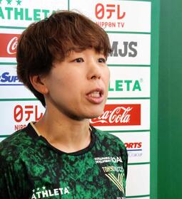 　現役引退を表明し、目に涙を浮かべる日テレ東京Ｖ・岩清水