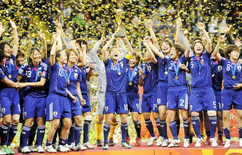 　２０１１年サッカー女子Ｗ杯で優勝し、トロフィーを掲げて喜ぶ沢（中央）らなでしこイレブン（共同）