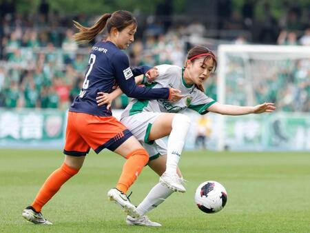 大宮－日テレ東京Ｖ　前半、競り合う大宮・落合（左）と日テレ東京Ｖ・真城